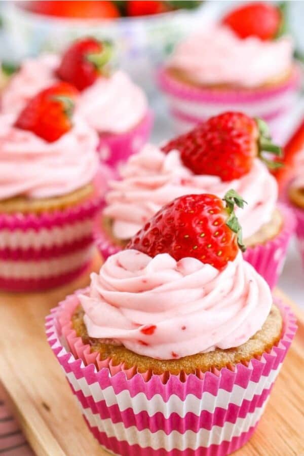 strawberry buttercream cupcakes for valentines day