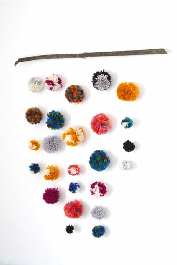 craft tutorial with yarn poms