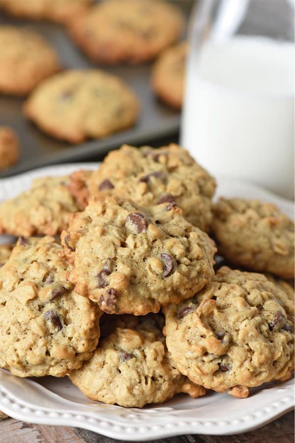 chocoloate chip cookies with oatmeal